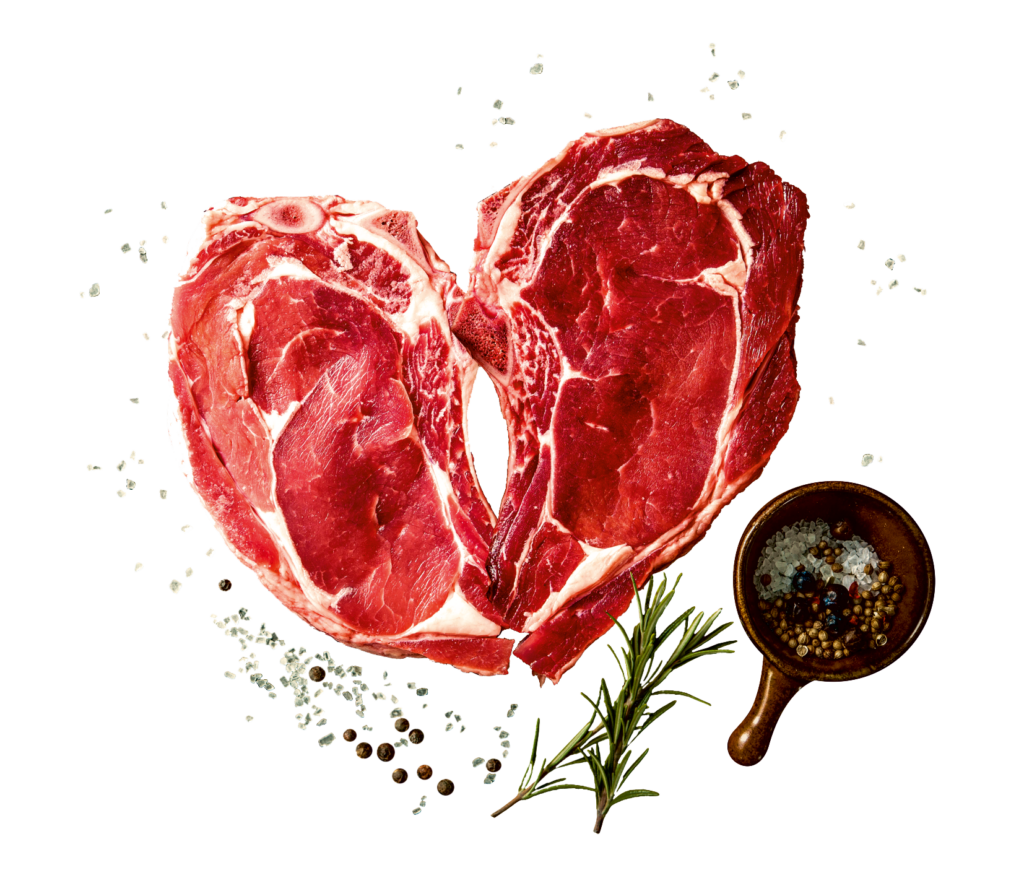 Herzförmig arrangiertes rohes Rindfleisch mit Rosmarin, grobem Salz und Pfefferkörnern auf weißem Hintergrund.