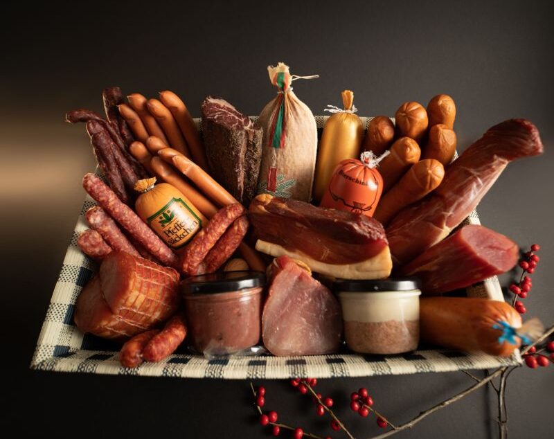 Goldbraune Bratkartoffeln in einer Pfanne am warmen Mittagstisch der Fleischerei Schulze in Dresden, mit Servierlöffel.