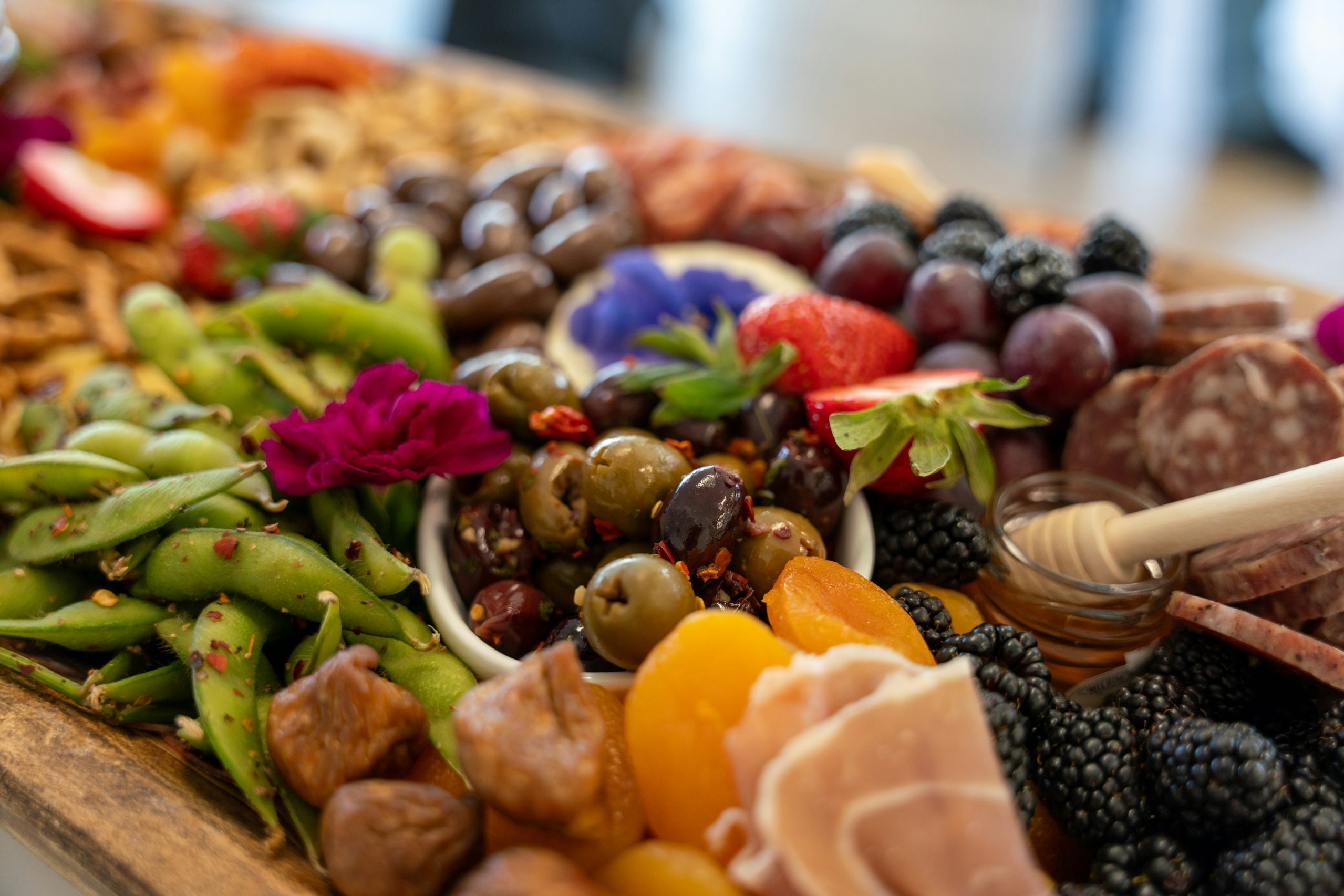 Historische Ladenfront mit Schild „Eigene Hausschlächterei Herbert Schulze“ und Schaufenster-Auslage.